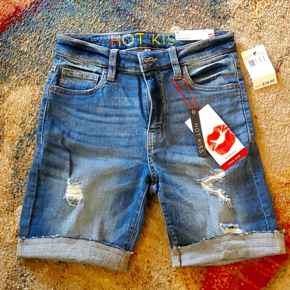 Hot Kiss Bermuda Shorts - Picture 1 of 2